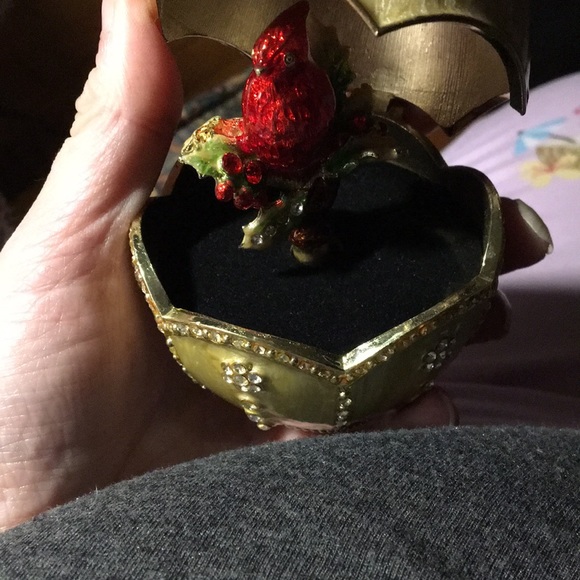Cardinal 5” Enameled Egg Music Box with Base working and in EUC - Picture 4 of 10